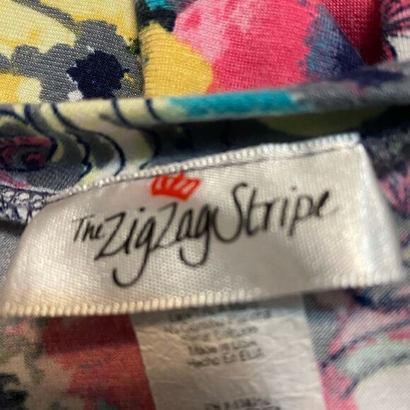 The Zig Zag Stripe Floral V-neck tee, size XL - Picture 3 of 4